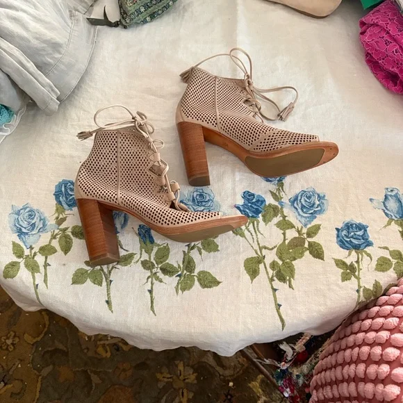 Frye Gabby Ghillie Beige Lace-Up Ankle Booties; 7.5; never worn, without box - Picture 4 of 5